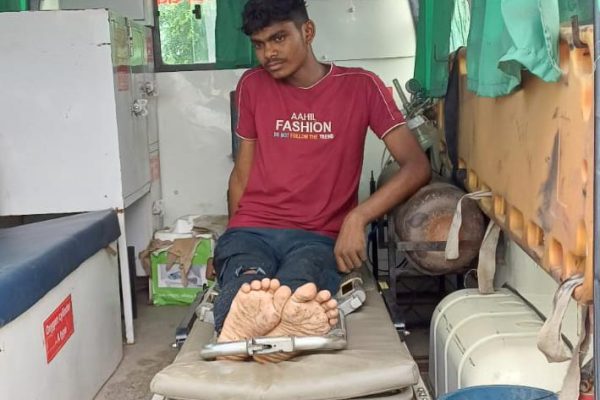 तेज रफ्तार पिकअप की टक्कर से बाइक सवार गंभीर रूप से घायल