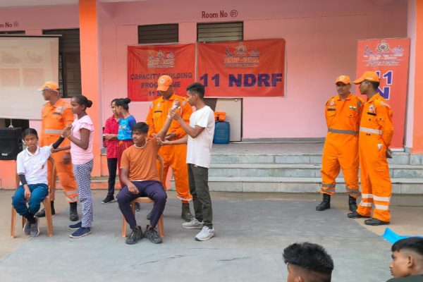 गोरखपुर में एनडीआरएफ ने एनसीसी कैडेट्स को दी आपदा प्रबंधन की जानकारी