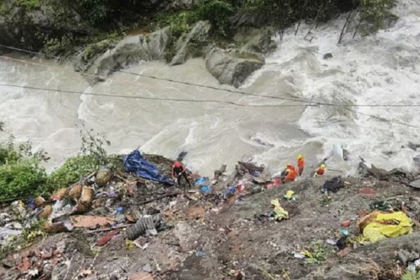 गौरीकुंड हादसे में 23 लापता लोगों में महिला और बच्ची का शव बरामद, 16 की तलाश जारी