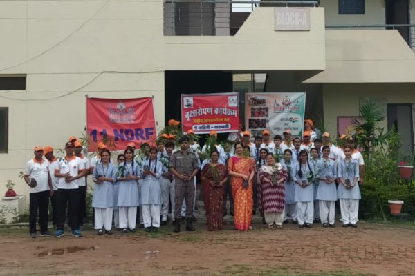 गोरखपुर में एनडीआरएफ ने हॉलमार्क वर्ल्ड स्कूल के बच्चो को वृक्षारोपण कर दिया जागरूकता का संदेश