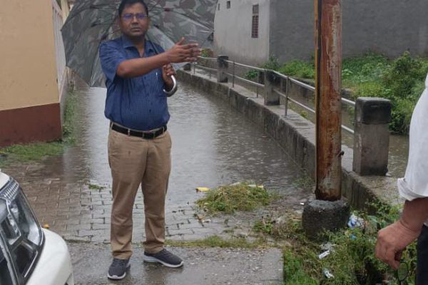 स्याना में अधिशासी अधिकारी सेवा राम राजभर ने कान्हा गौशाला का किया निरीक्षण