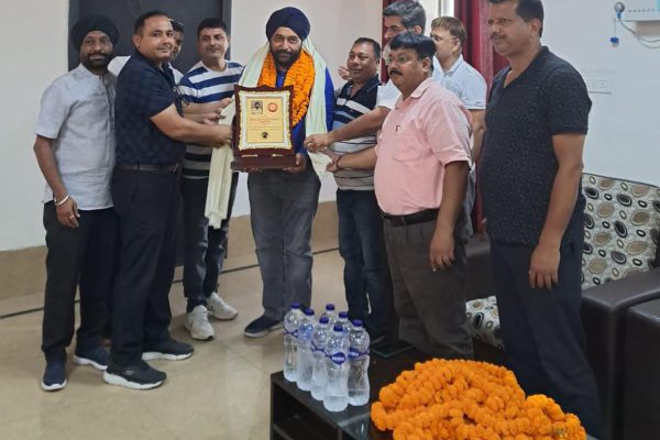 टिकट चेकिंग स्टाफ ने किया नवनियुक्त सहायक वाणिज्य प्रबंधक सत्येंद्र कुमार का सम्मान