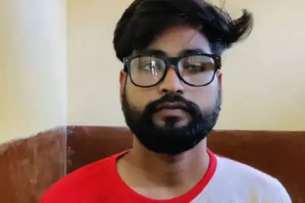 मेरठ में बीच सड़क छात्रा को खींचा