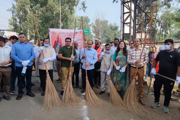 एक तारीख एक घंटा स्वच्छता ही सेवा अभियान के तहत मंडलायुक्त ने श्रमदान कर किया वृक्षारोपण