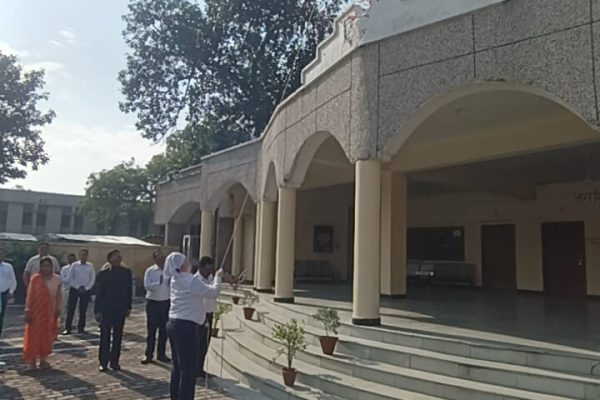 बदायूं कलेक्ट्रेट में नोडल अधिकारी ने फहराया राष्ट्रध्वज, करतल ध्वनि में हुआ राष्ट्रगान