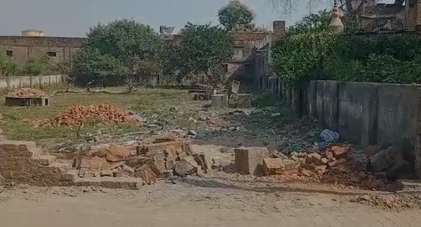 कानपुर देहात में बिजली विभाग ने गुंडई दिखाते हुए गरीब की जमीन पर कब्जा करने का किया प्रयास , पीड़ित की निर्माणाधीन दीवार को तोड़ समान किया चोरी