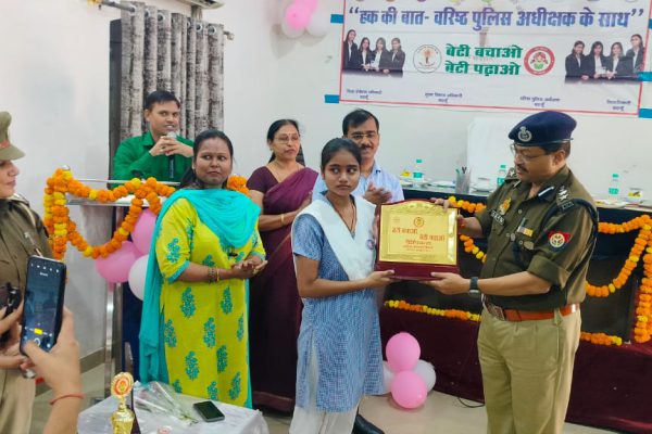 बदायूं में बेटी बचाओ बेटी पढाओ के अन्तर्गत बालिकाओ ने की अपने हक की बात वरिष्ठ पुलिस अधीक्षक के साथ