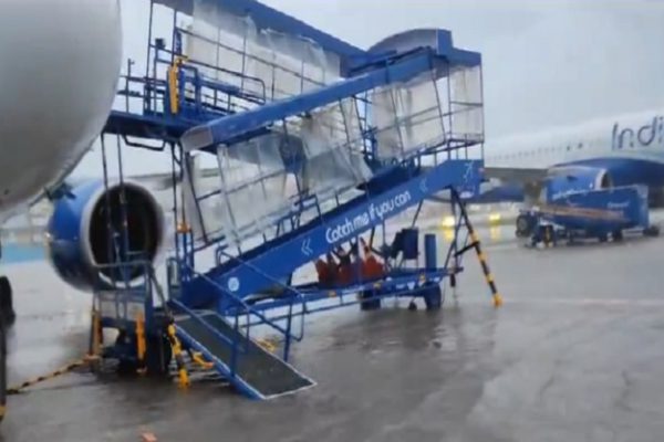 चेन्नई में भारी बारिश से बाढ़ जैसे हालात, एयरपोर्ट से रात 11 बजे तक उड़ानों की आवाजाही बंद