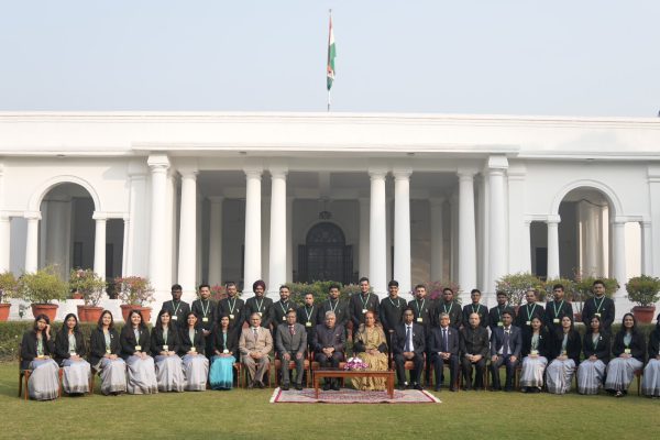 सदैव आगे बढ़ने पर रखें विश्वास, आलोचना को करें नजरअंदाजः उपराष्ट्रपति