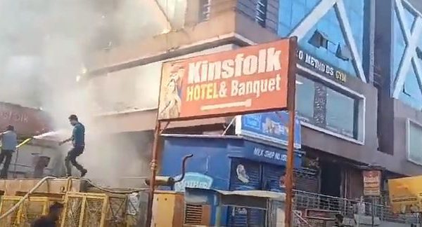 गाजियाबाद के किन्स होटल बैंक्वेट और मॉल में लगी आग, मची अफरा-तफरी