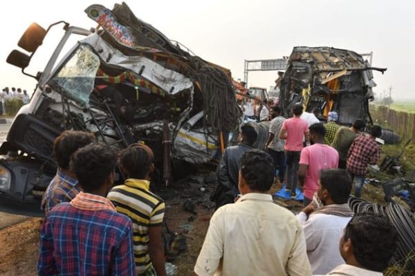 आंध्र प्रदेश में सड़क हादसा, छह की मौत, 20 लोग घायल