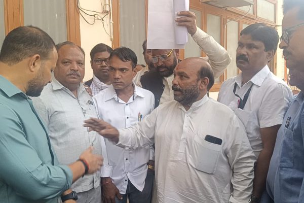 मुजफ्फरनगर में बाबा साहब की प्रतिमा के सम्मान में उठी आवाज़, शराब की दुकान के विरोध में सर्व समाज एकजुट