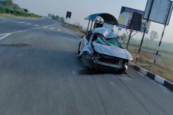 मुजफ्फरनगर में दर्दनाक हादसा,अनियंत्रित कार ने ली दो युवकों की जान, पांच अस्पताल में भर्ती