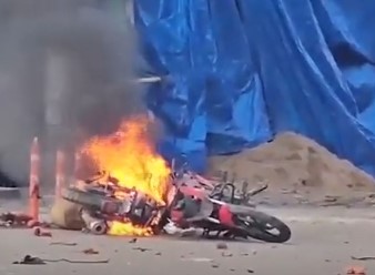पश्चिम बंगाल के मुर्शिदाबाद में वक्फ कानून के विरोध में भड़की हिंसा, पुलिस पर पथराव, कई वाहन जलाए गए