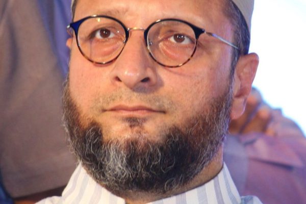 पहलगाम हमले पर ओवैसी की मुस्लिमों से अपील, नमाज़-ए-जुम्मा में काली पट्टी बांधकर दें एकजुटता का संदेश