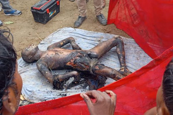 प्रयागराज में दलित युवक की जिंदा जलाकर हत्या, गांव में फैला आक्रोश – विपक्ष ने साधा योगी सरकार पर निशाना