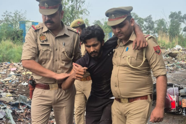 गाजियाबाद पुलिस ने मुठभेड़ के बाद चेन लुटेरे को किया गिरफ्तार, तमंचा और लूटी गई स्कूटी बरामद