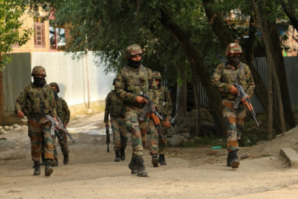जम्मू-कश्मीर: ऑपरेशन त्राशी में दो आतंकी ढेर, एक जवान घायल, मुठभेड़ जारी
