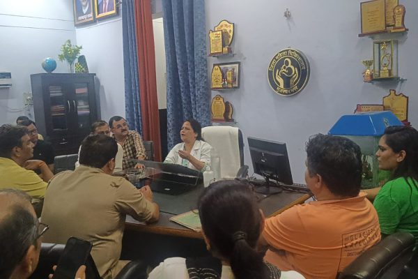 “मुज़फ्फरनगर महिला अस्पताल में पुलिस की बदसलूकी, पुलिस कर्मियों ने स्टाफ को जड़ा थप्पड़, काम बंद कर हड़ताल पर बैठा स्टाफ