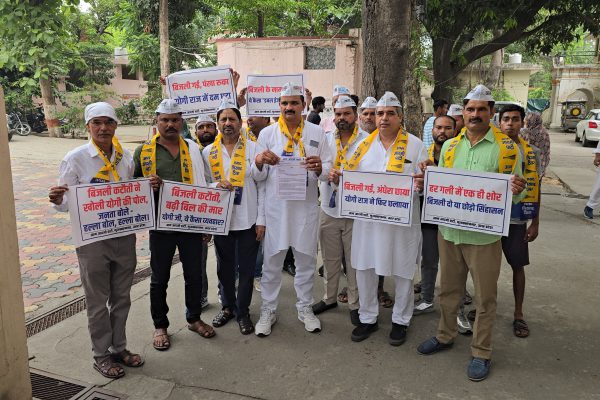 यूपी में बिजली कटौती और बढ़ती दरों के खिलाफ मुज़फ्फरनगर में आप का प्रदर्शन, राज्यपाल के नाम DM को सौंपा ज्ञापन