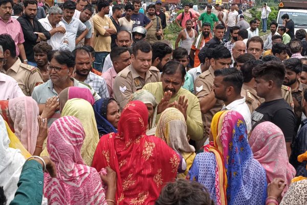 मुजफ्फरनगर: तालाब में डूबे मासूम के शव की बरामदगी न होने से आक्रोश, ग्रामीणों ने NH-58 पर लगाया जाम