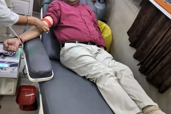 डॉक्टर डे पर जिला क्षय रोग अधिकारी डॉ. लोकेश चंद गुप्ता ने किया रक्तदान, पेश की समाजसेवा की मिसाल