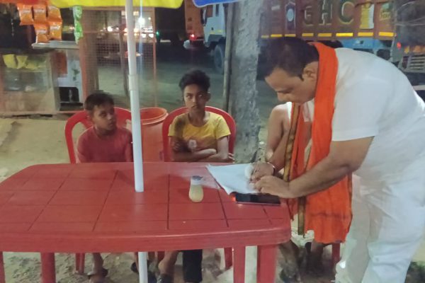 मुजफ्फरनगर: ढाबे पर बाल मजदूरी करते मिले मासूम भाई, हिंदू युवा वाहिनी ने की कार्रवाई की मांग